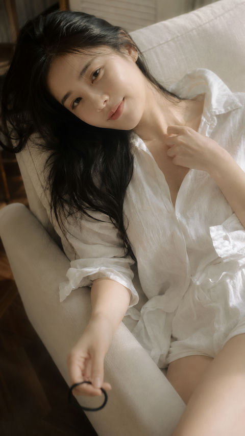 奶油色午后时光：韩国女偶像的恋人视角私密写真